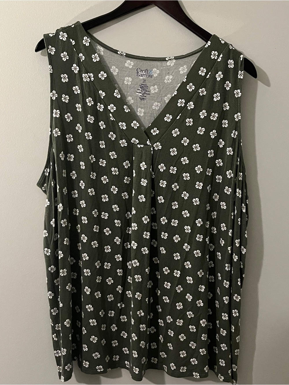 croft & barrow Olive Green Floral V-Neck Sleeveless Top